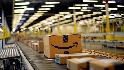 Centro logístico de Amazon con cajas sobre una cinta transportadora